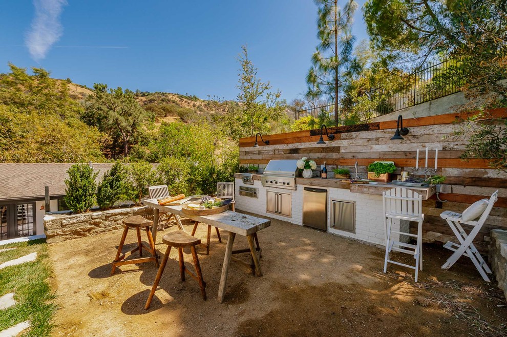 Стильный дизайн: большой двор на заднем дворе в средиземноморском стиле с летней кухней без защиты от солнца - последний тренд