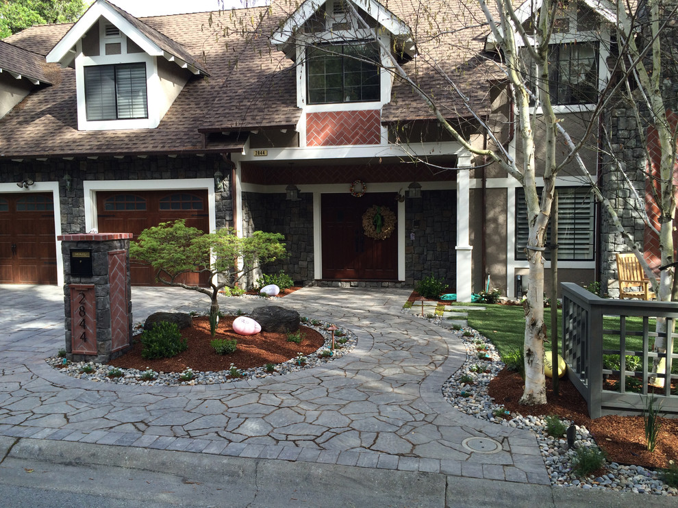 Inspiration for a small traditional front patio in San Francisco with natural stone paving.