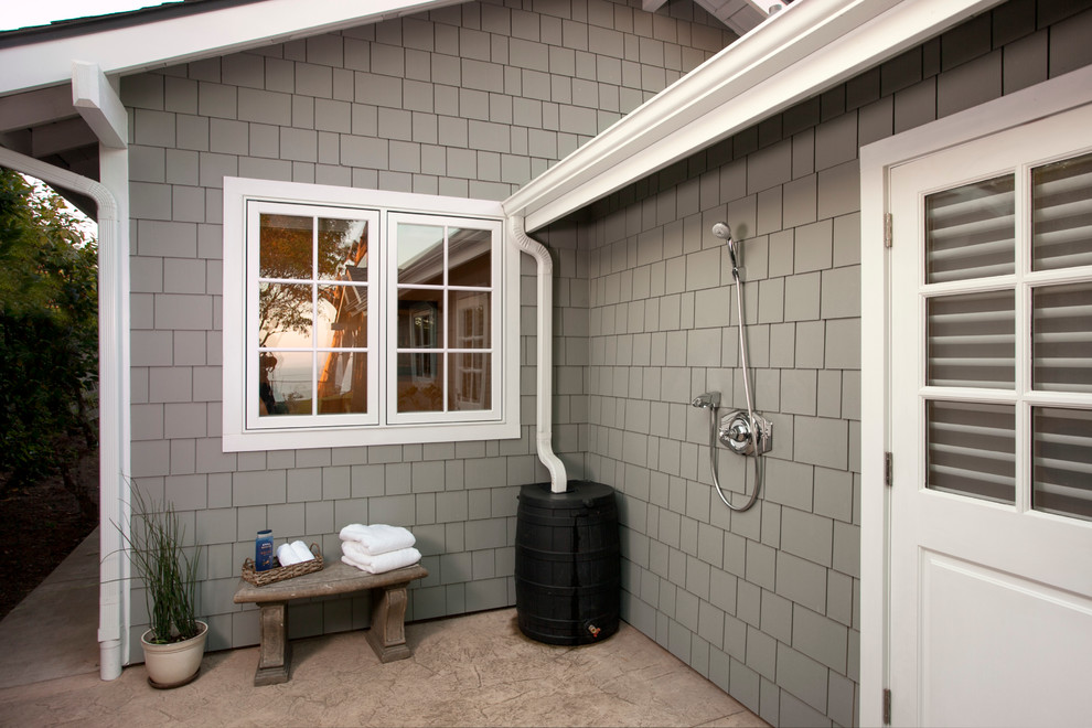 Источник вдохновения для домашнего уюта: большой двор на боковом дворе в классическом стиле с летним душем и покрытием из каменной брусчатки