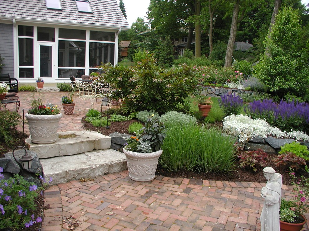 Пример оригинального дизайна: двор среднего размера на заднем дворе в классическом стиле с растениями в контейнерах и мощением клинкерной брусчаткой без защиты от солнца