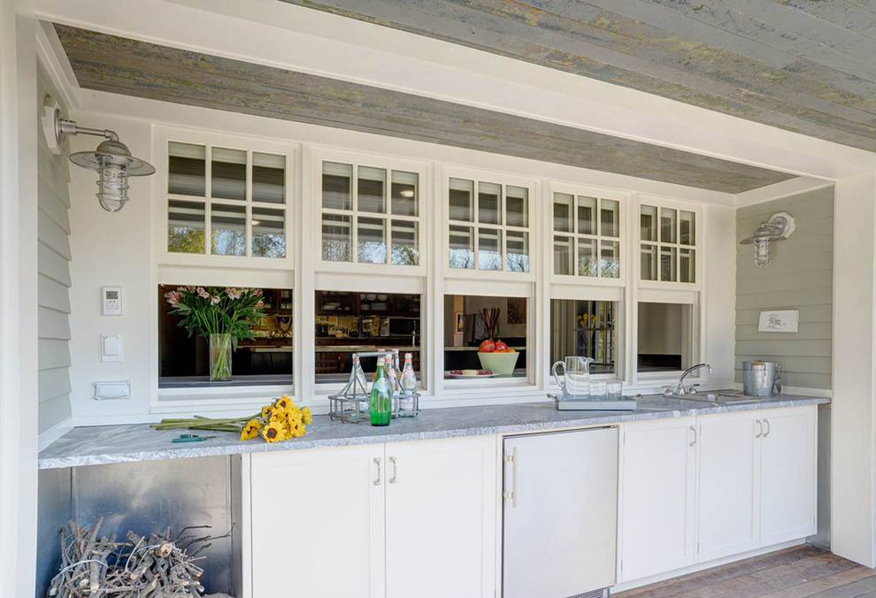 Стильный дизайн: двор среднего размера в морском стиле с летней кухней и навесом - последний тренд