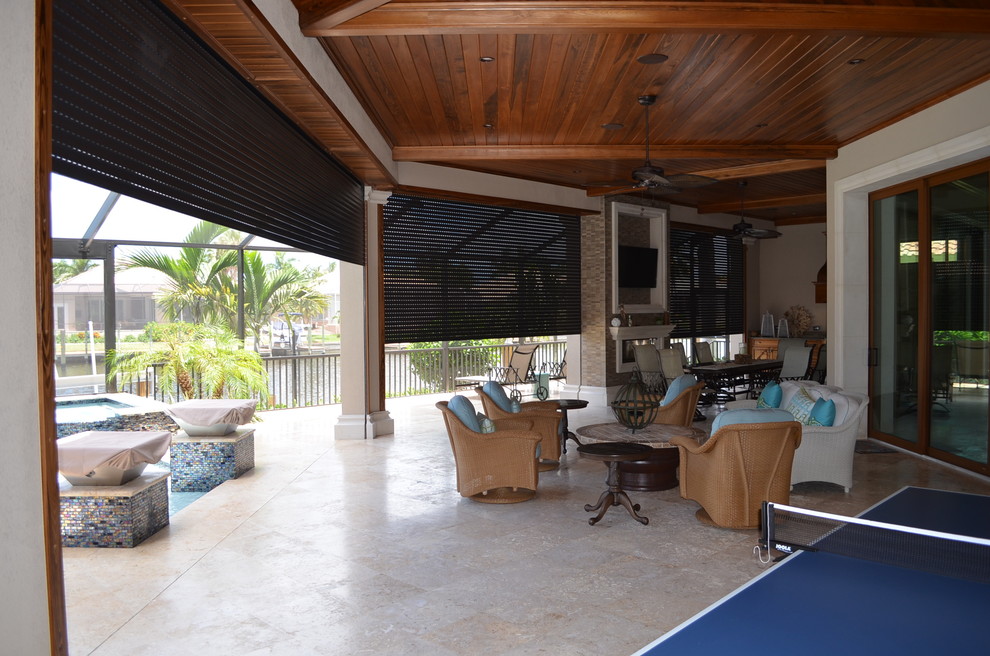 Идея дизайна: большой двор на заднем дворе в морском стиле с летней кухней, покрытием из плитки и навесом