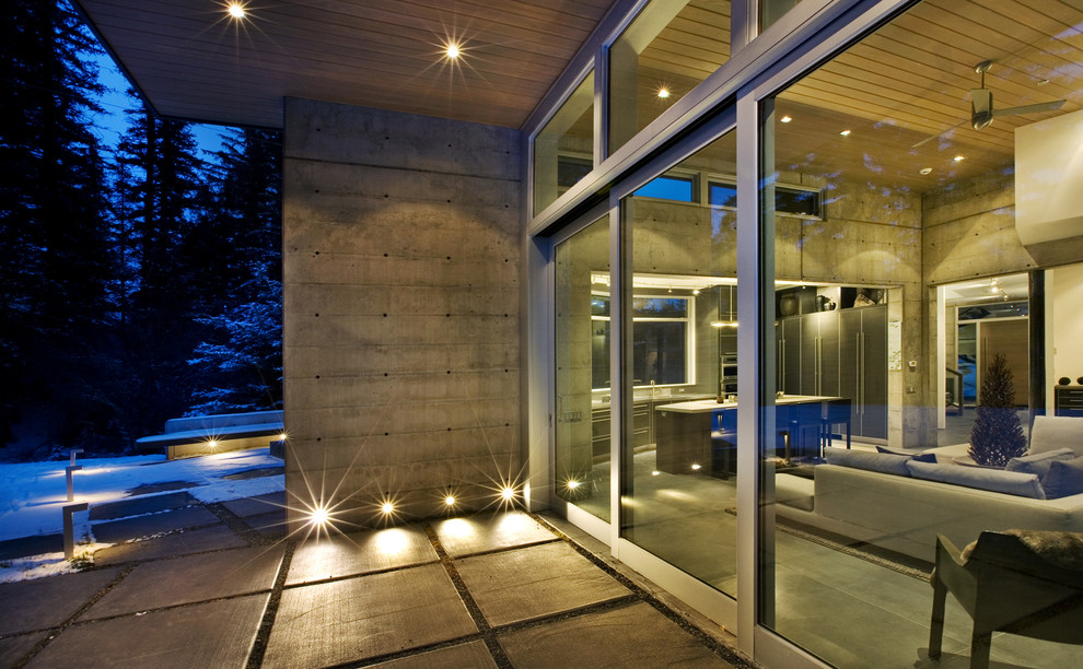 Design ideas for a modern patio in Denver.