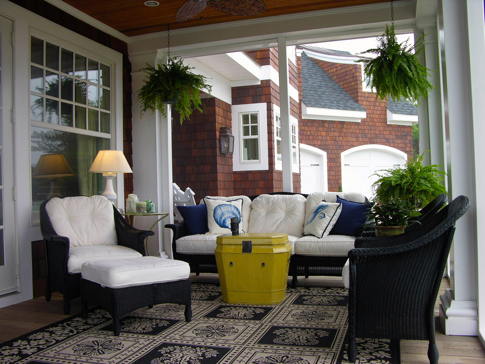 На фото: двор среднего размера на заднем дворе в стиле фьюжн с настилом и навесом