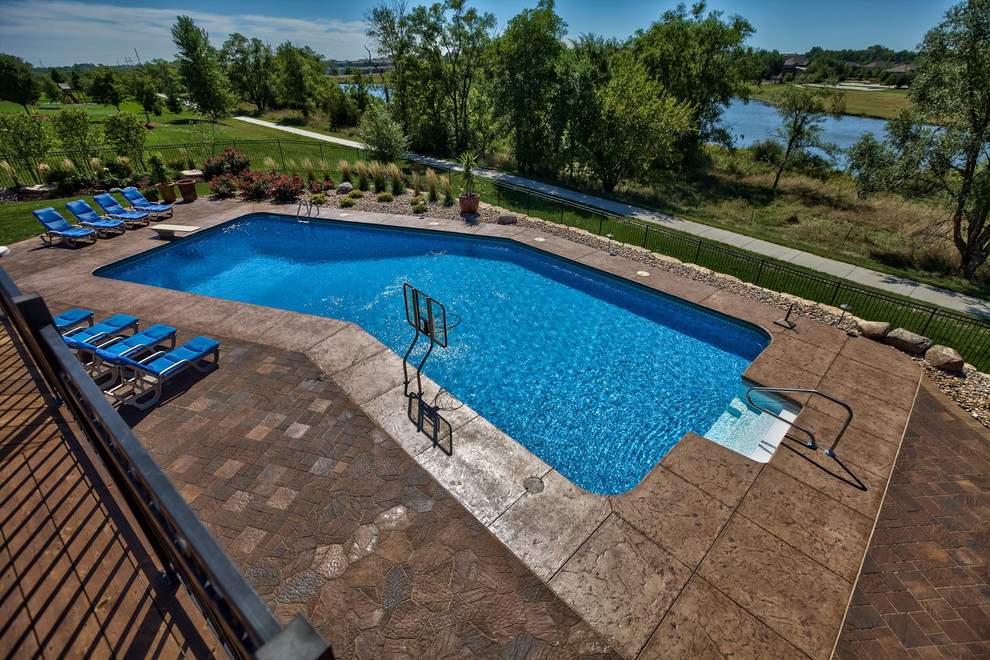 Idee per una piscina stile marino di medie dimensioni e dietro casa con pavimentazioni in cemento