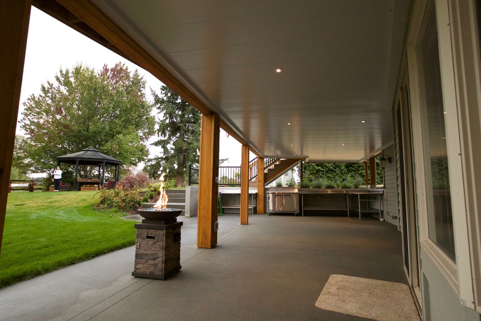 Идея дизайна: большой двор на заднем дворе в стиле рустика с навесом, летней кухней и мощением тротуарной плиткой
