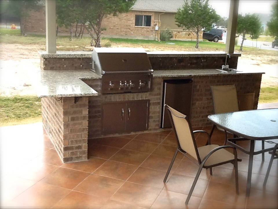 Example of a classic patio design in Austin