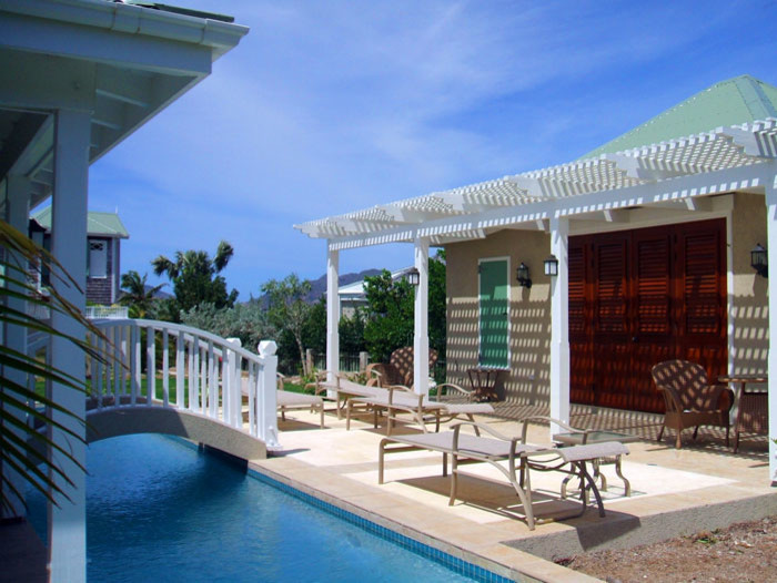 Пример оригинального дизайна: пергола во дворе частного дома среднего размера на заднем дворе в морском стиле с покрытием из декоративного бетона