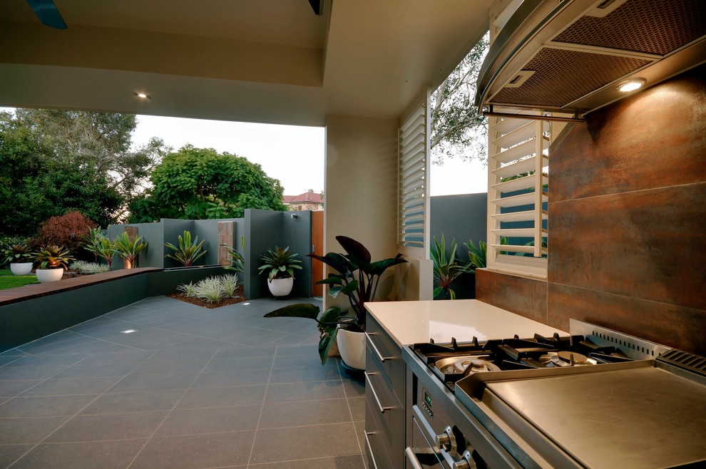 Идея дизайна: большой двор на заднем дворе в современном стиле с покрытием из плитки и зоной барбекю