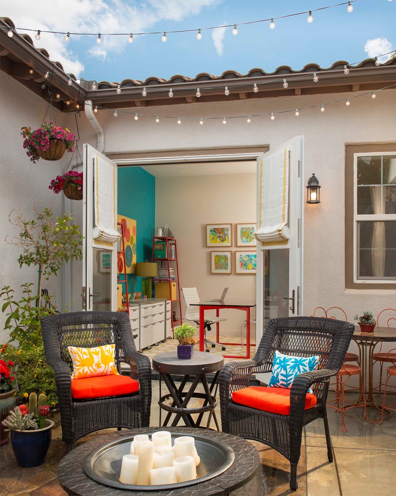 Стильный дизайн: двор на заднем дворе в стиле фьюжн с местом для костра без защиты от солнца - последний тренд