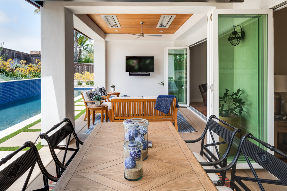 На фото: двор среднего размера на заднем дворе в средиземноморском стиле с покрытием из бетонных плит и навесом