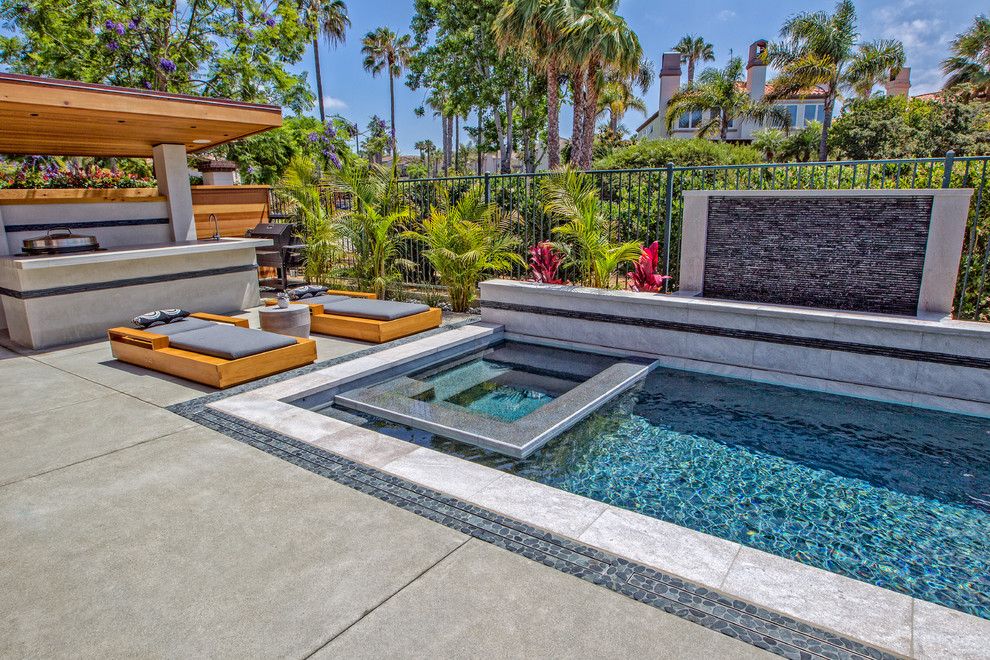 Kleine Moderne Pergola hinter dem Haus mit Betonplatten in San Diego