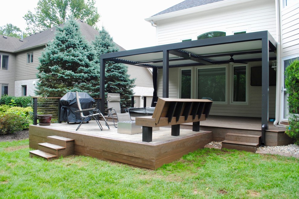 Idee per un piccolo patio o portico minimal dietro casa con un focolare, pedane e una pergola