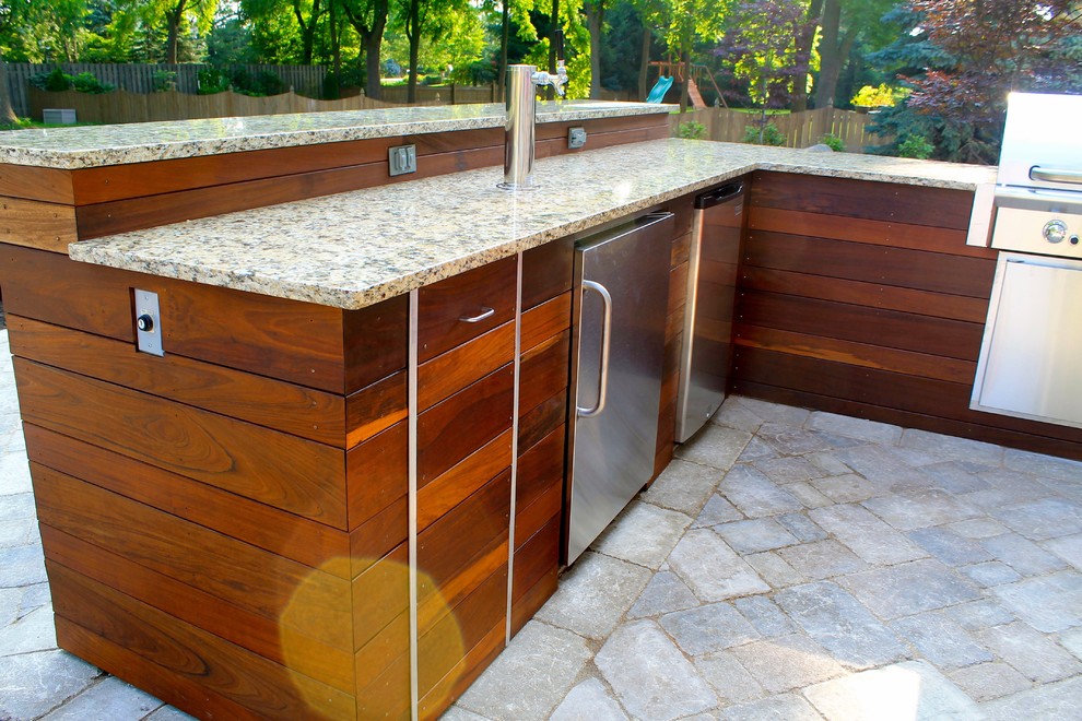 Diseño de patio actual, grande, sin cubierta, en patio trasero, con cocina exterior y adoquines de hormigón