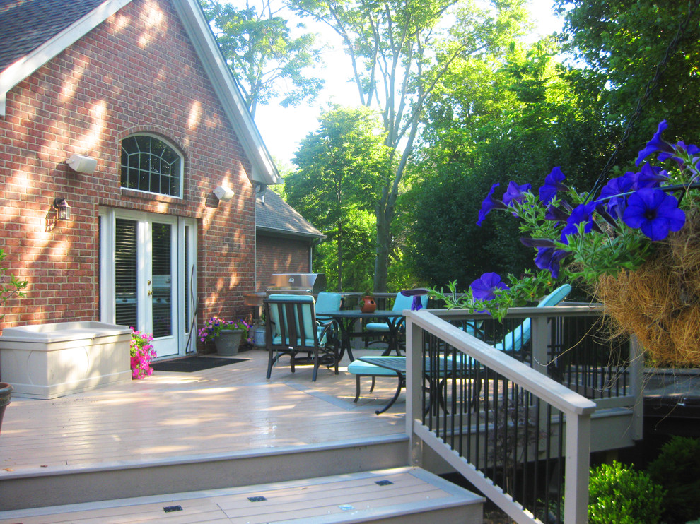 Foto di un patio o portico minimalista di medie dimensioni e dietro casa con pedane e nessuna copertura