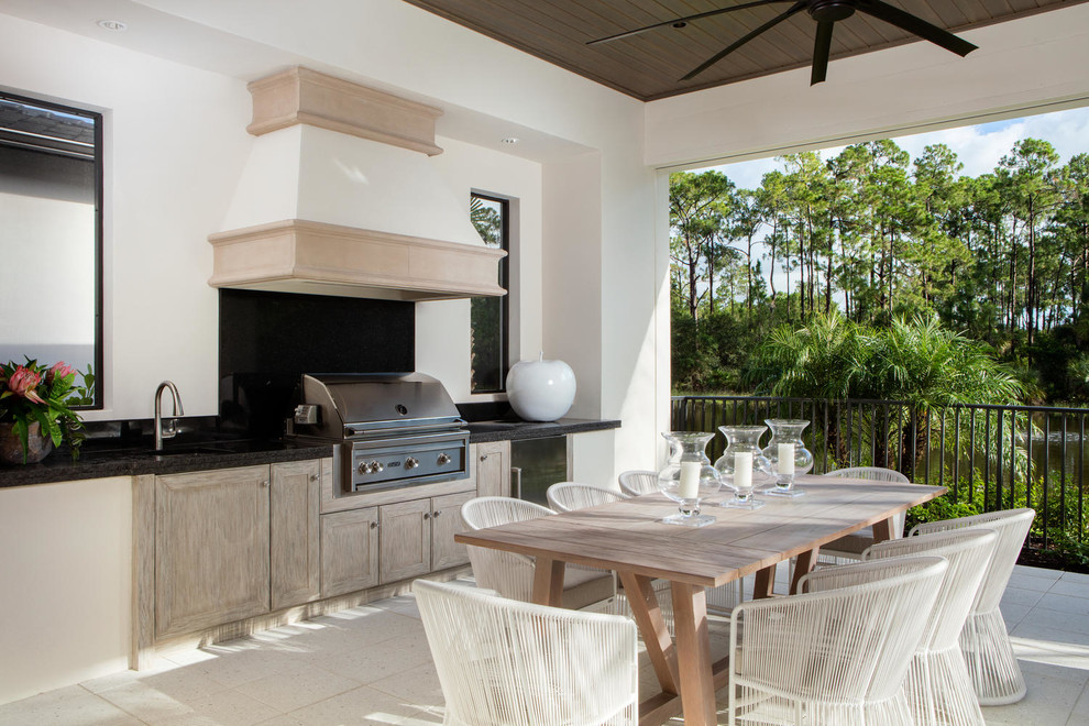 На фото: двор в средиземноморском стиле с летней кухней с