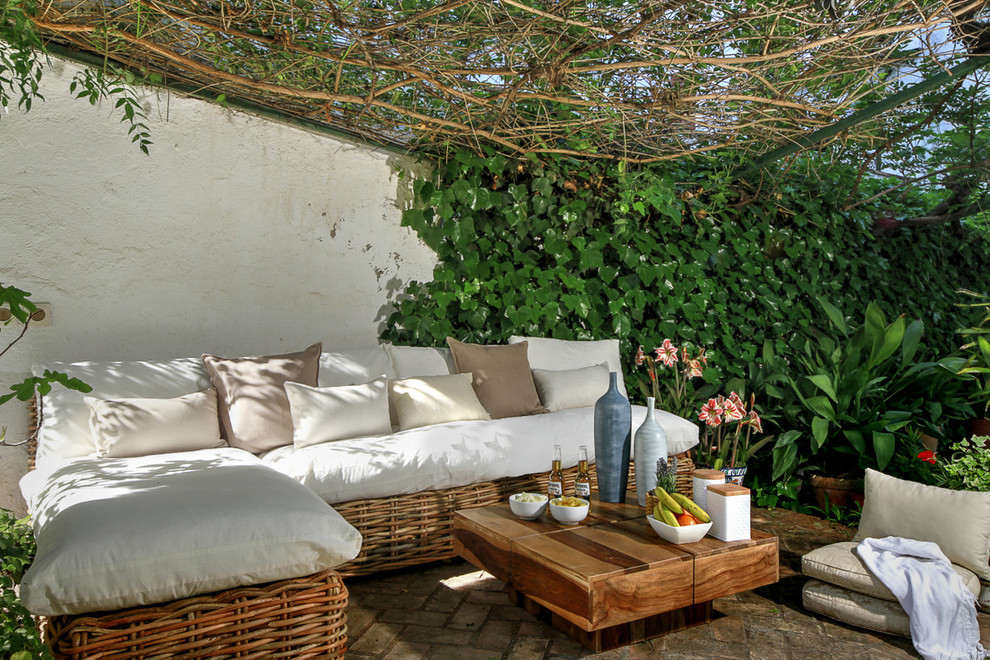 Imagen de patio mediterráneo con adoquines de ladrillo