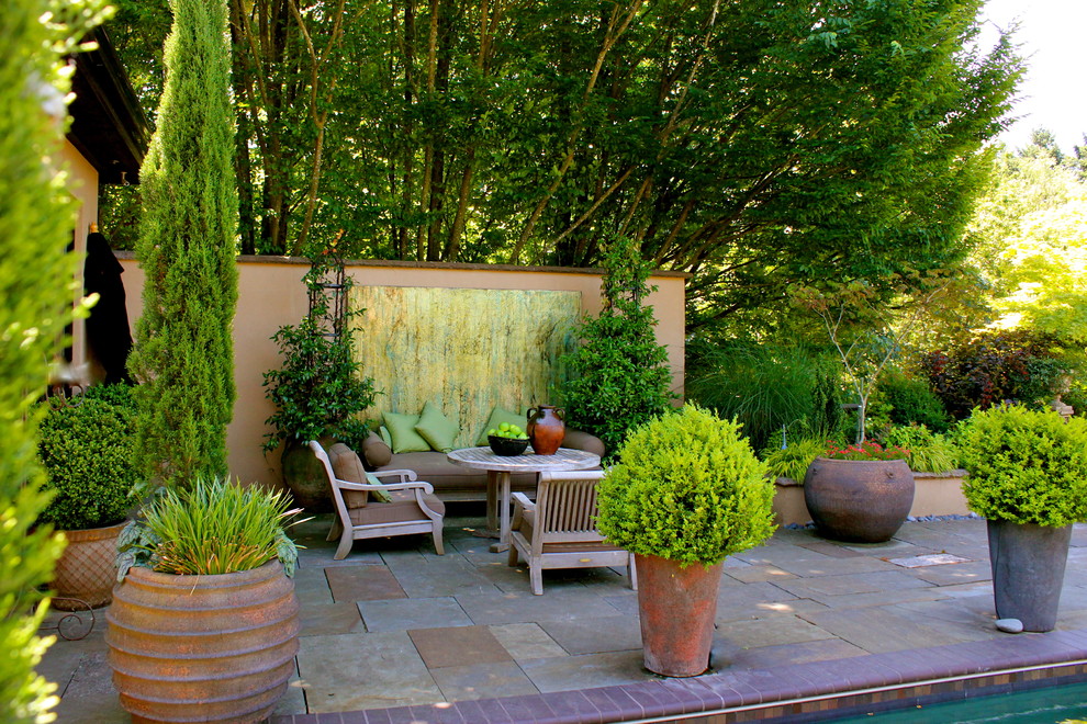 Свежая идея для дизайна: двор в стиле фьюжн без защиты от солнца - отличное фото интерьера