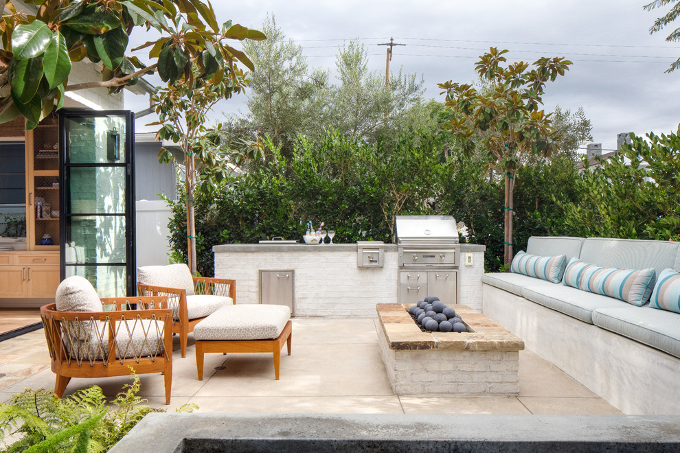 Mittelgroßer, Unbedeckter Moderner Patio hinter dem Haus mit Feuerstelle und Betonboden in Los Angeles