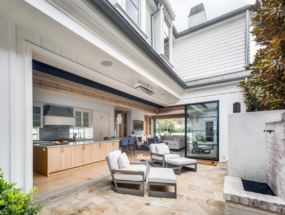 Réalisation d'une terrasse arrière design de taille moyenne avec un foyer extérieur, des pavés en béton et aucune couverture.