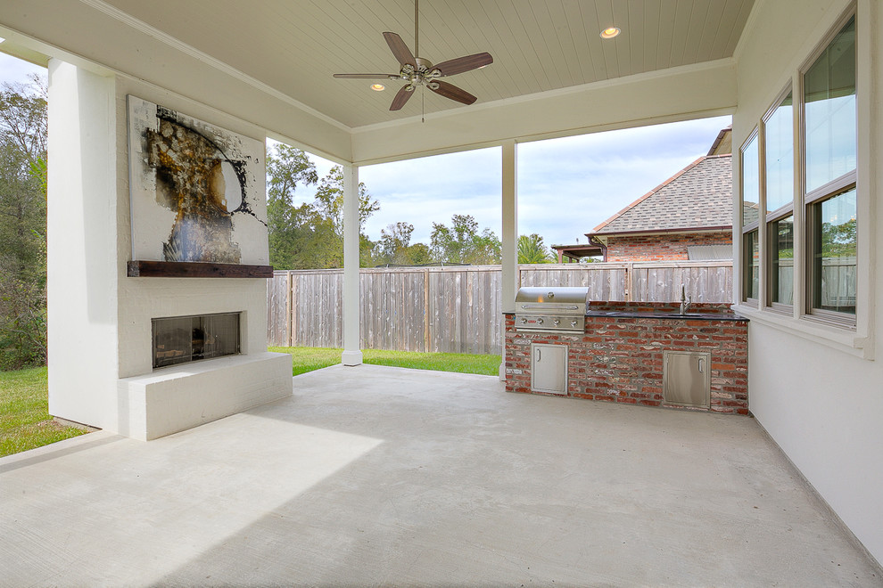 Esempio di un patio o portico classico di medie dimensioni e dietro casa con lastre di cemento e un tetto a sbalzo