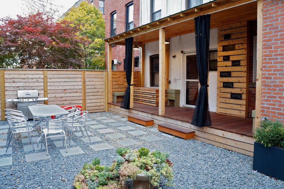 Moderner Patio hinter dem Haus mit Grillplatz in New York