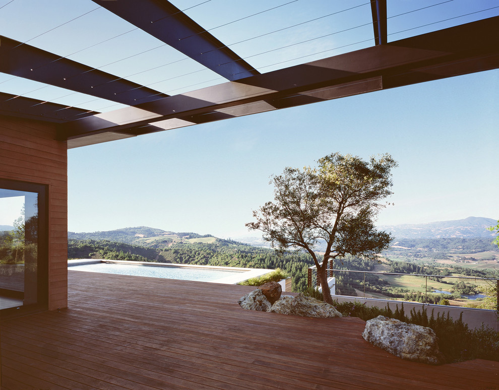 Cette image montre une terrasse en bois minimaliste avec une pergola.