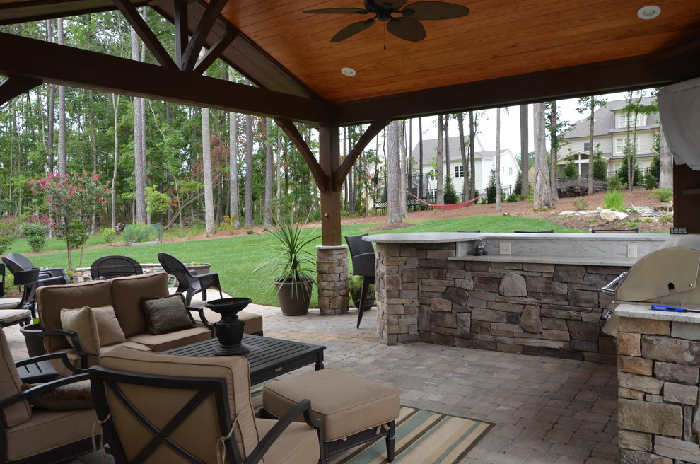 Inspiration pour une terrasse arrière traditionnelle de taille moyenne avec une cuisine d'été, des pavés en béton et un gazebo ou pavillon.