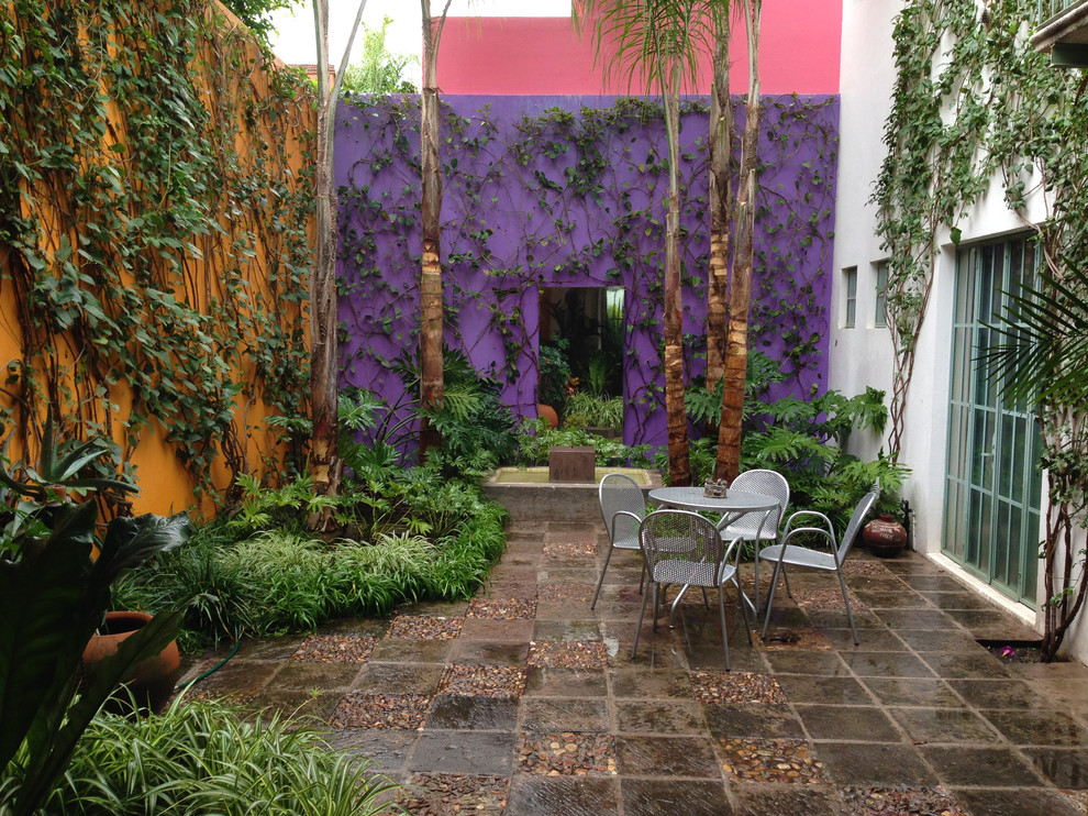 Idee per un patio o portico mediterraneo in cortile