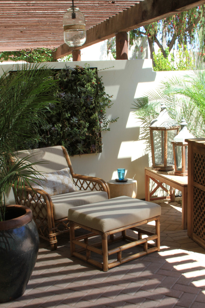 На фото: двор среднего размера на внутреннем дворе в стиле фьюжн с вертикальным садом, мощением клинкерной брусчаткой и навесом с