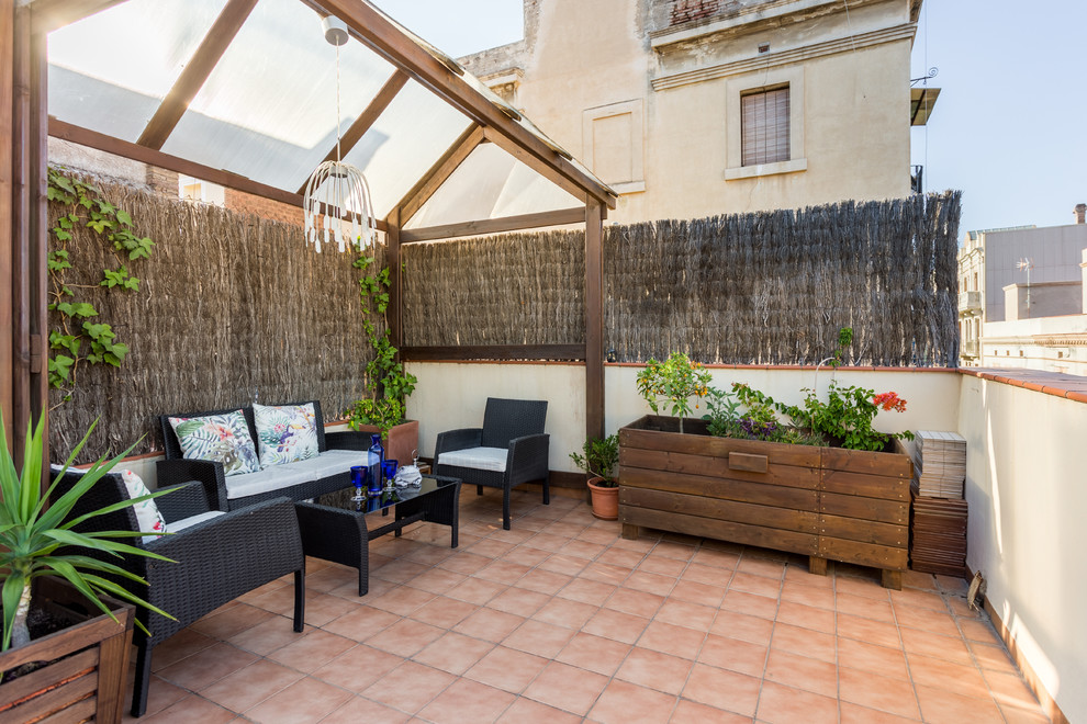 Diseño de patio campestre con jardín de macetas, adoquines de ladrillo y pérgola