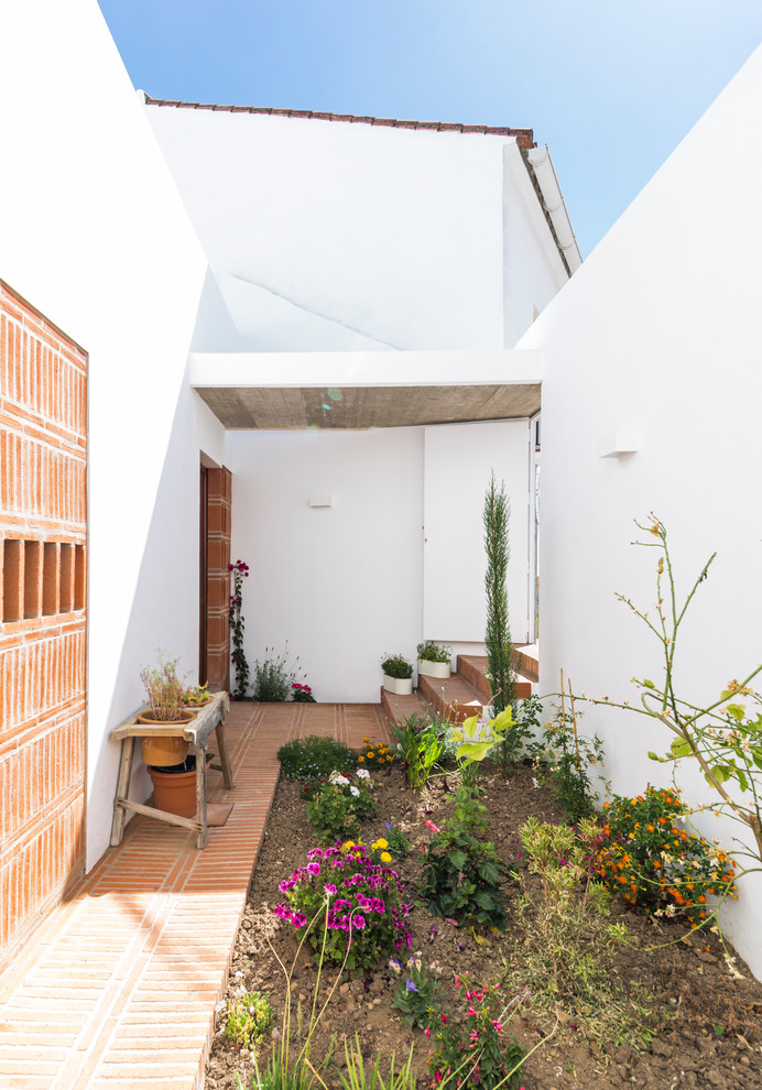 Ispirazione per un piccolo patio o portico mediterraneo nel cortile laterale con nessuna copertura