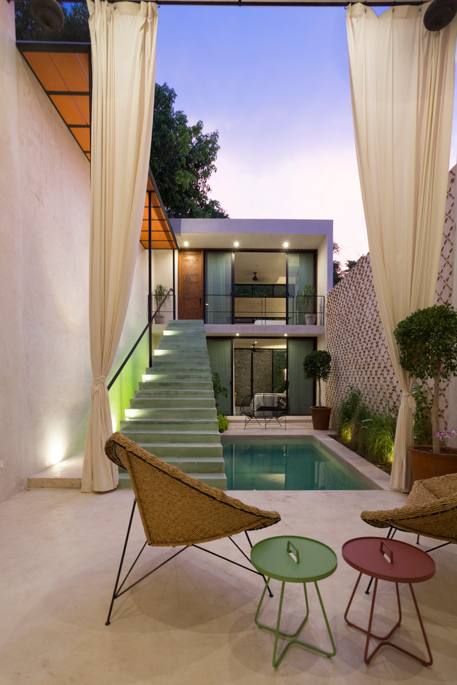 Пример оригинального дизайна: двор на внутреннем дворе в современном стиле с покрытием из бетонных плит