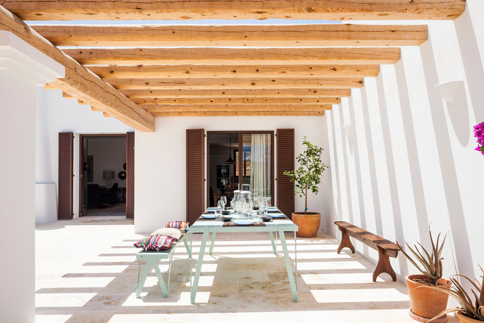 マドリードにある中くらいな地中海スタイルのおしゃれな裏庭のテラス (コンテナガーデン、タイル敷き、パーゴラ) の写真
