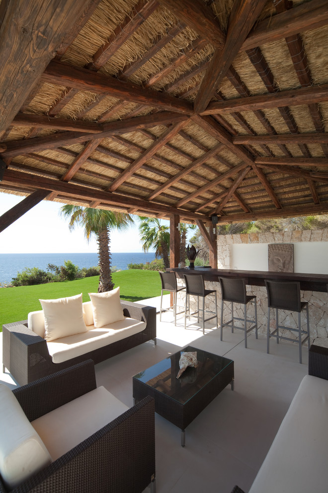 This is an example of a world-inspired patio in Palma de Mallorca with a gazebo and a bar area.