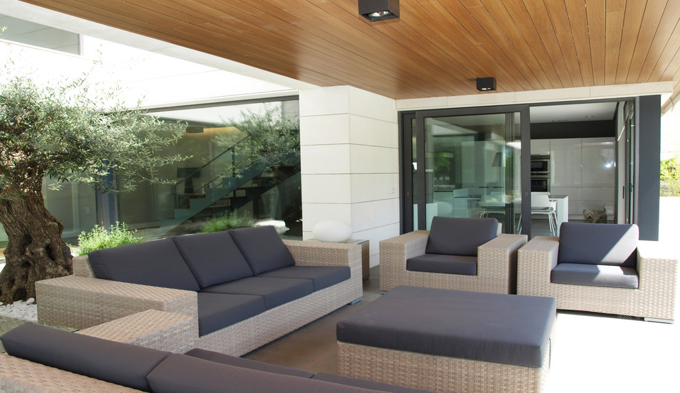 Photo of a large contemporary back patio in Valencia.