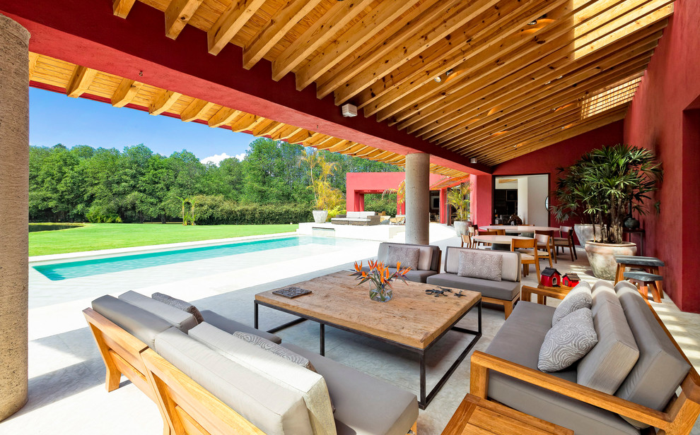 Immagine di un patio o portico tropicale con un tetto a sbalzo