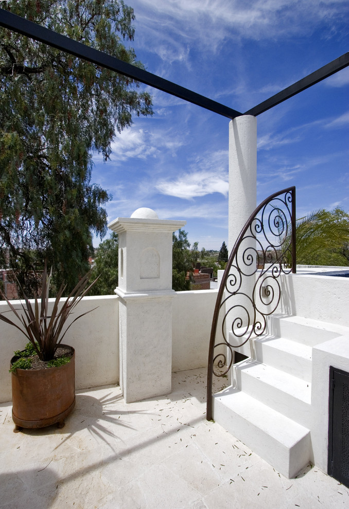 Идея дизайна: двор в стиле фьюжн с покрытием из каменной брусчатки без защиты от солнца