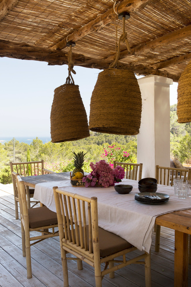 マヨルカ島にある地中海スタイルのおしゃれなテラス・中庭 (デッキ材舗装、パーゴラ) の写真