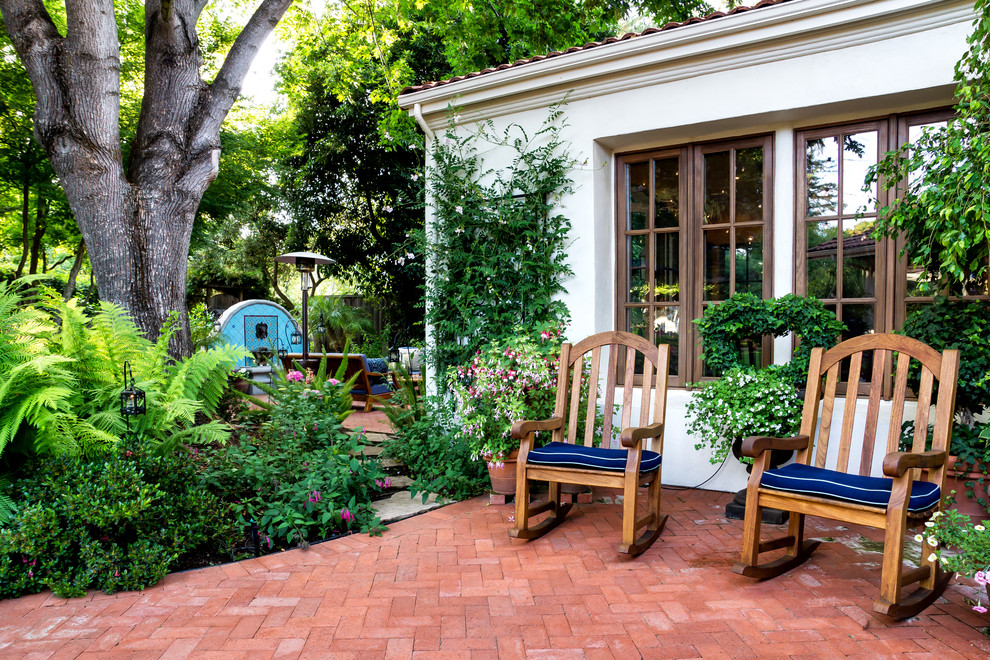 サンフランシスコにある高級な広い地中海スタイルのおしゃれな裏庭のテラス (レンガ敷き、噴水) の写真