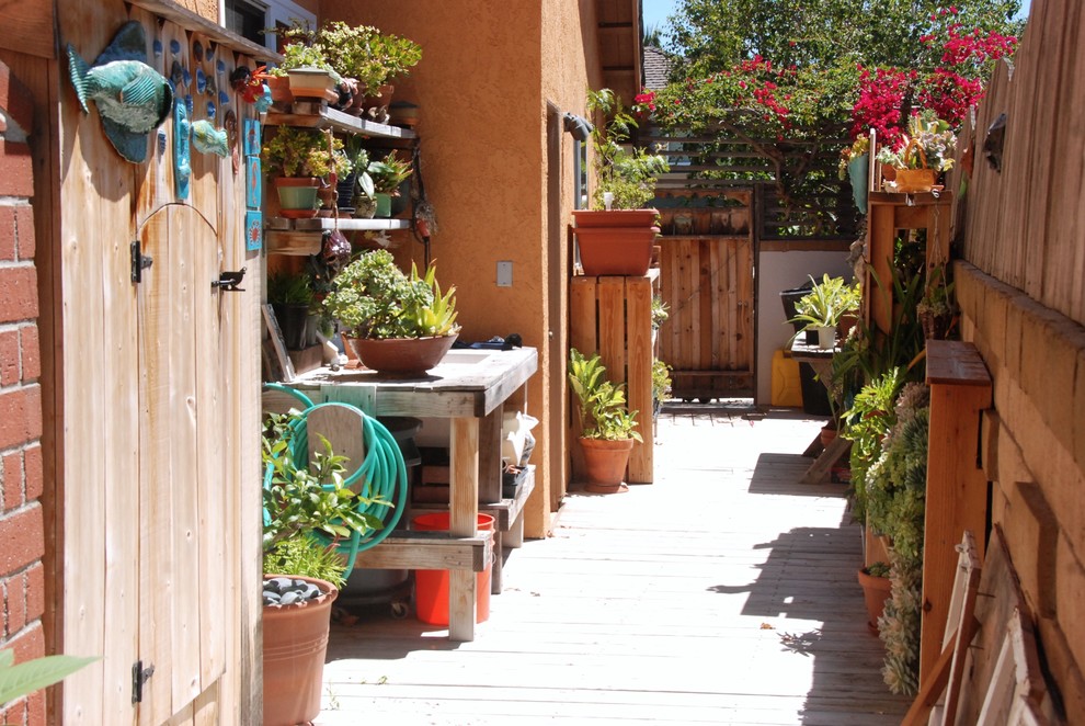 Example of an eclectic patio design in Los Angeles