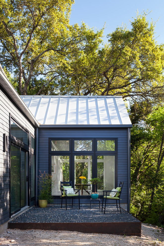Foto di un patio o portico minimalista di medie dimensioni e dietro casa con ghiaia e nessuna copertura