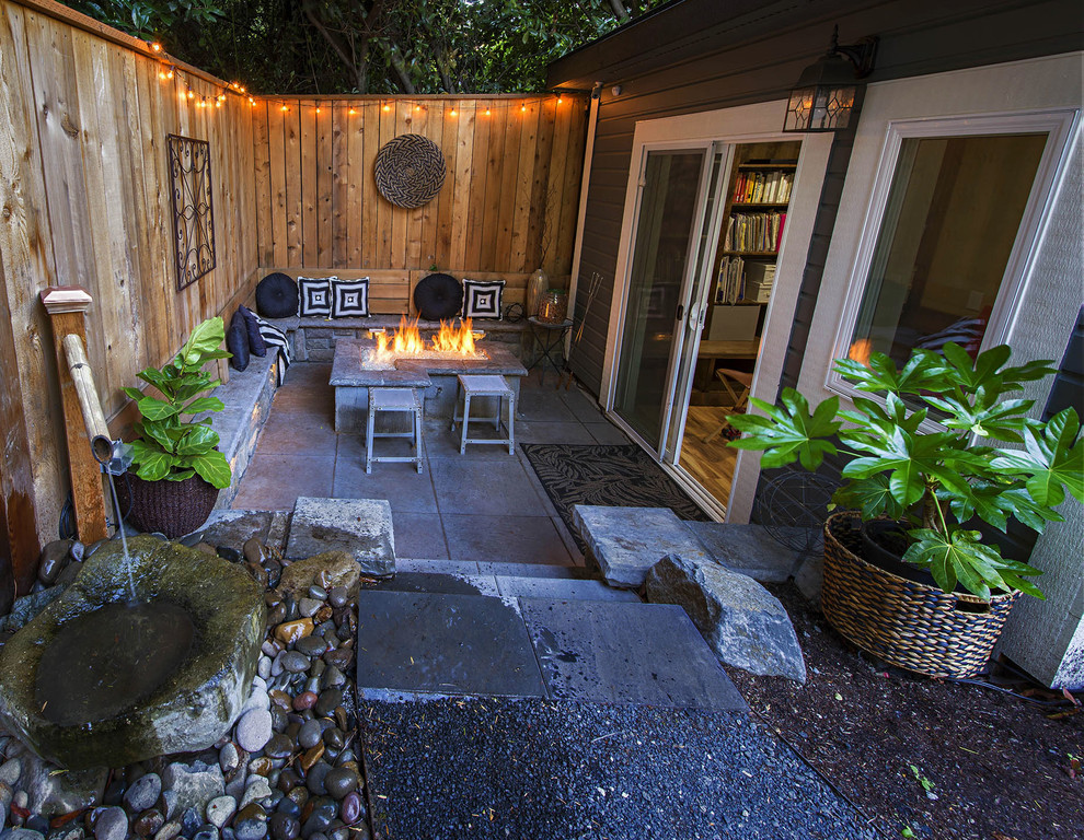 На фото: двор среднего размера на заднем дворе в стиле кантри с местом для костра и покрытием из гравия без защиты от солнца с