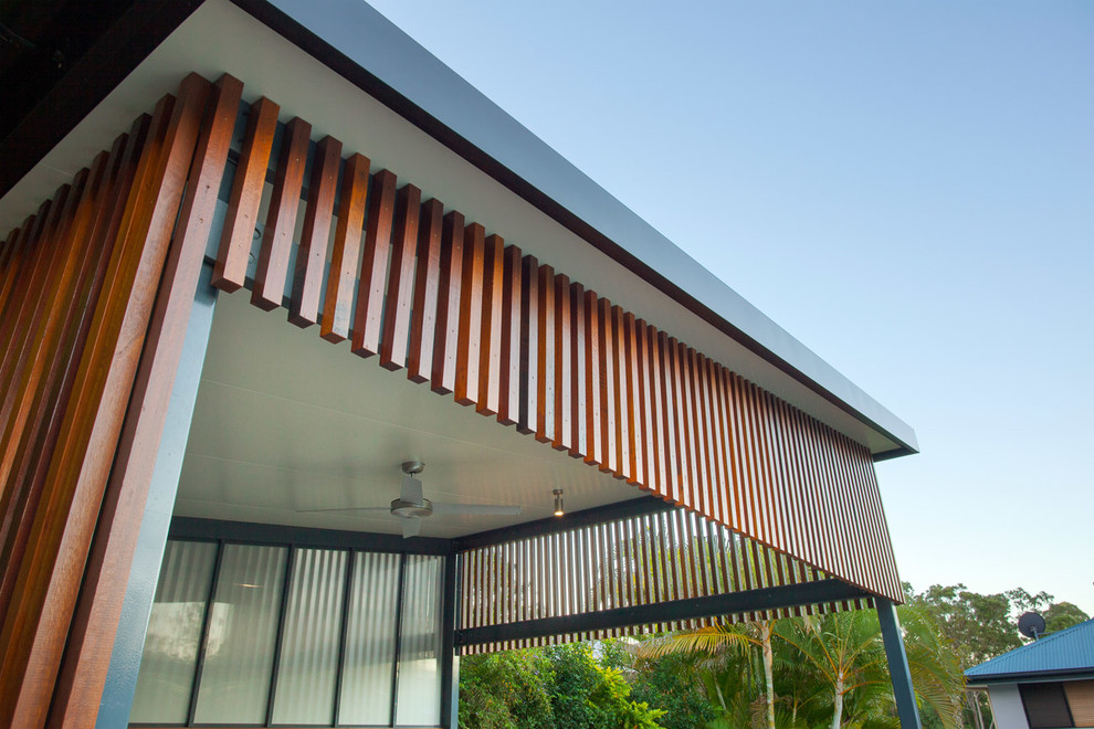 Mittelgroßer, Gefliester, Überdachter Moderner Patio hinter dem Haus in Brisbane