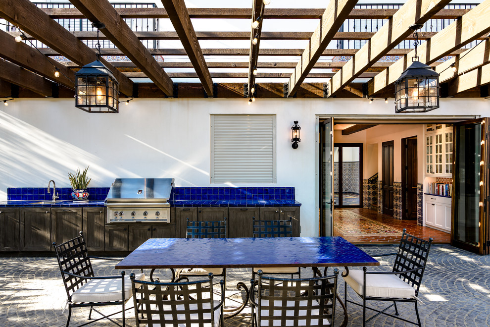 Geräumige Mediterrane Pergola hinter dem Haus mit Outdoor-Küche und Pflastersteinen in Phoenix