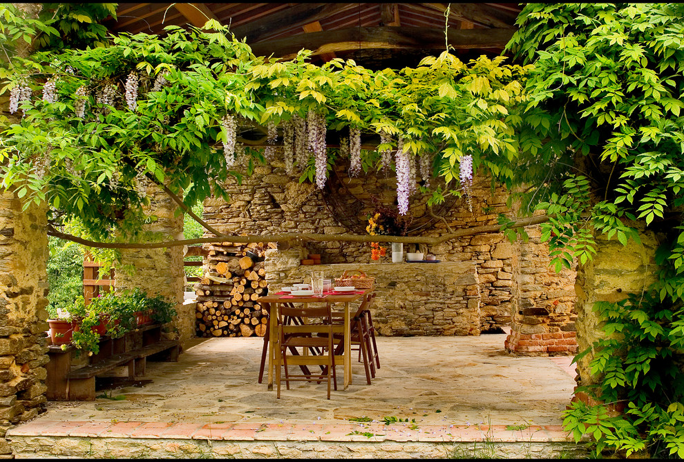 トゥーリンにある地中海スタイルのおしゃれなテラス・中庭の写真