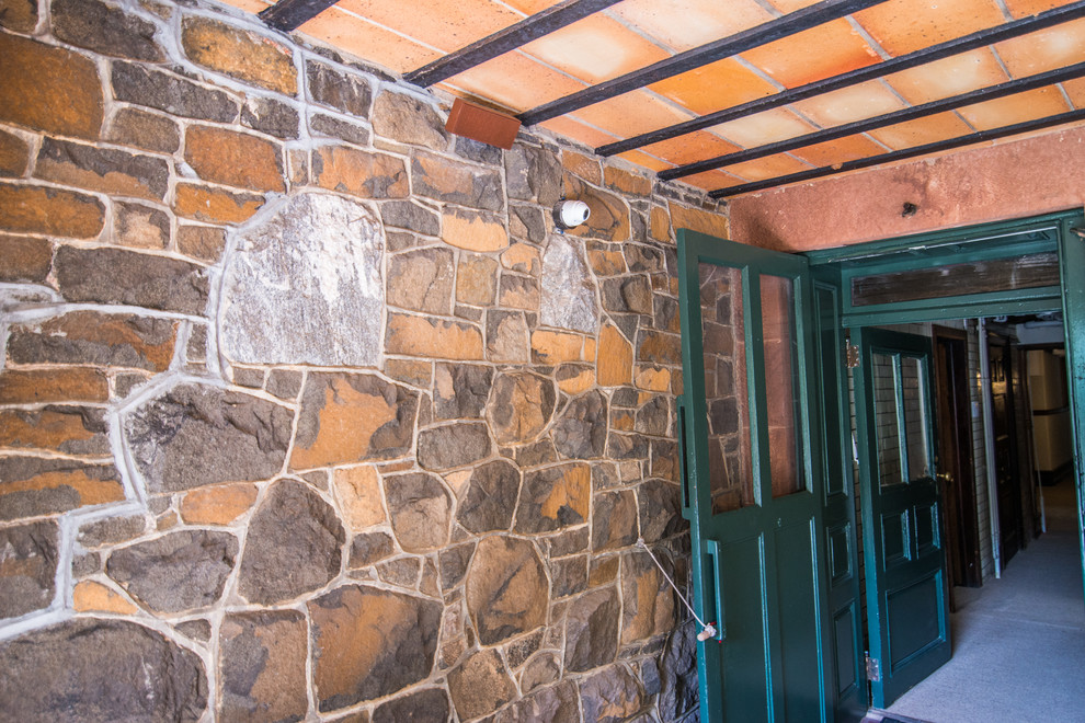 На фото: двор среднего размера на заднем дворе в викторианском стиле с покрытием из каменной брусчатки и навесом с