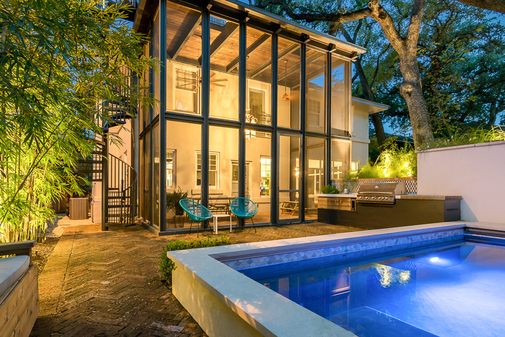 Überdachter, Mittelgroßer Moderner Patio hinter dem Haus mit Sonnenschutz und Wasserspiel in Austin