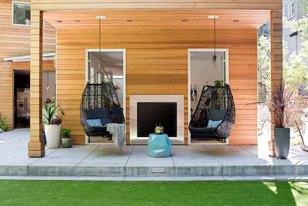 Пример оригинального дизайна: двор в современном стиле с покрытием из бетонных плит и навесом