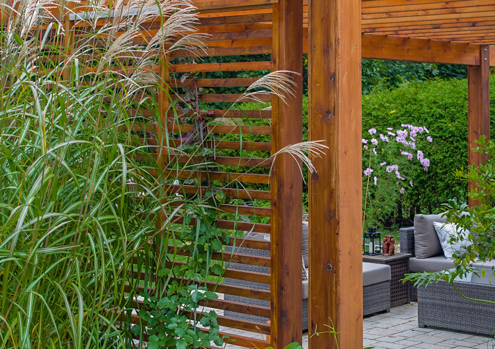 Mittelgroße Moderne Pergola hinter dem Haus mit Natursteinplatten in Toronto